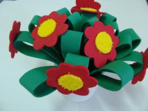 acomode a grama e cole as flores de eva 1