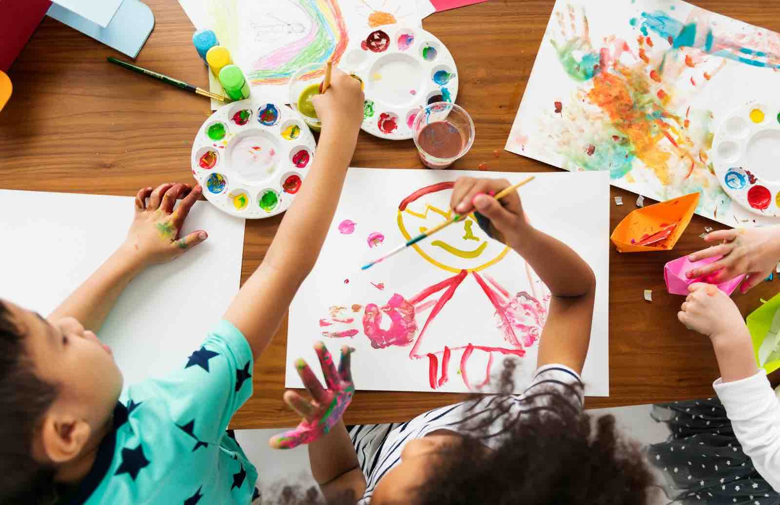 Nanny paint a picture. Рисование для детей. Рисуем с детьми. Рисование для детей и взрослых. Ребенок рисует дизайн.
