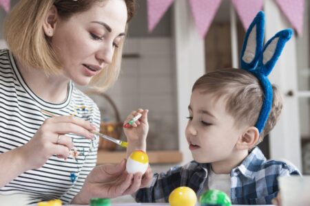 Atividades sobre a Páscoa: Ideias e modelos criativos para imprimir adoravel menino aprendendo a pintar ovos para a pascoa scaled e1677534870649