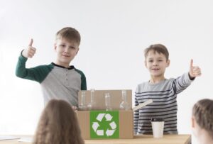 Atividades sobre Reciclagem: Ideias divertidas e didáticas (PDF) meninos positivos jovens felizes em reciclar scaled e1677628284274