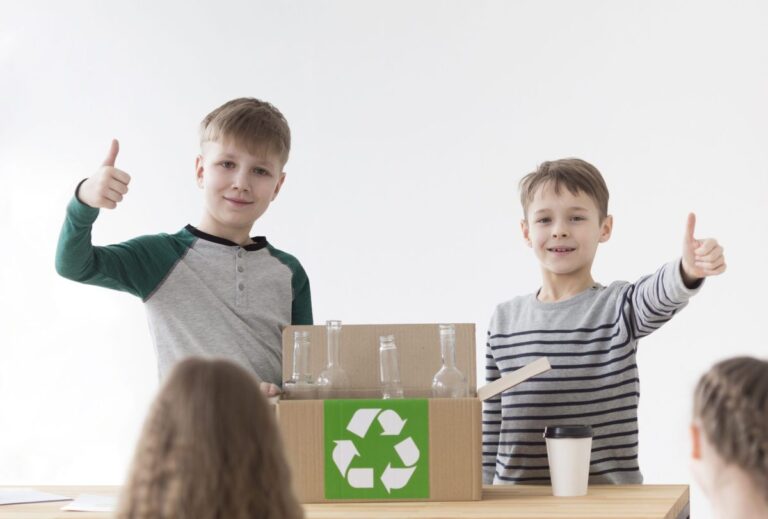 Atividades sobre Reciclagem: Ideias divertidas e didáticas (PDF) meninos positivos jovens felizes em reciclar scaled e1677628284274