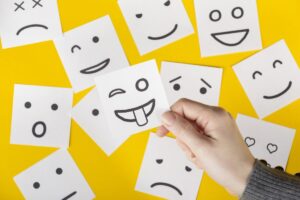 Atividades sobre sentimentos e emoções para imprimir: trabalhe com as crianças arranjo plano com sentimentos diferentes scaled e1679090349988