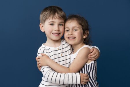 Atividades sobre Amizade: Ideias divertidas para aplicar em sala criancas sorridentes abracadas scaled e1678485025461