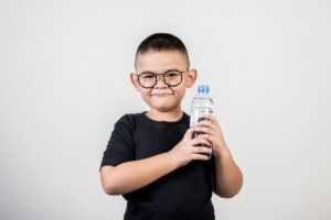 engracadinho com garrafa de agua no estudio tiro scaled e1678723672954