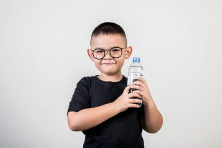 engracadinho com garrafa de agua no estudio tiro scaled e1678723672954