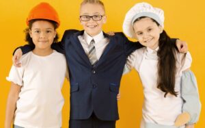 jovens amigos com diferentes carreiras scaled e1677810036635