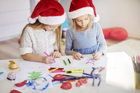 meninas pensativas desenhando pinturas de natal scaled e1679619683837