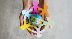 origami cadeia pessoas com globo scaled e1679355094441
