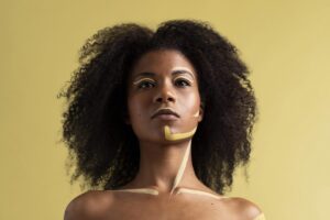 retrato da beleza de uma mulher afro com maquiagem etnica scaled e1678220193190