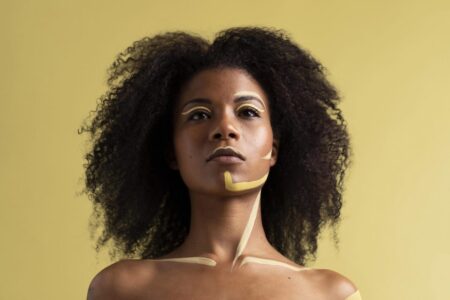 retrato da beleza de uma mulher afro com maquiagem etnica scaled e1678220193190