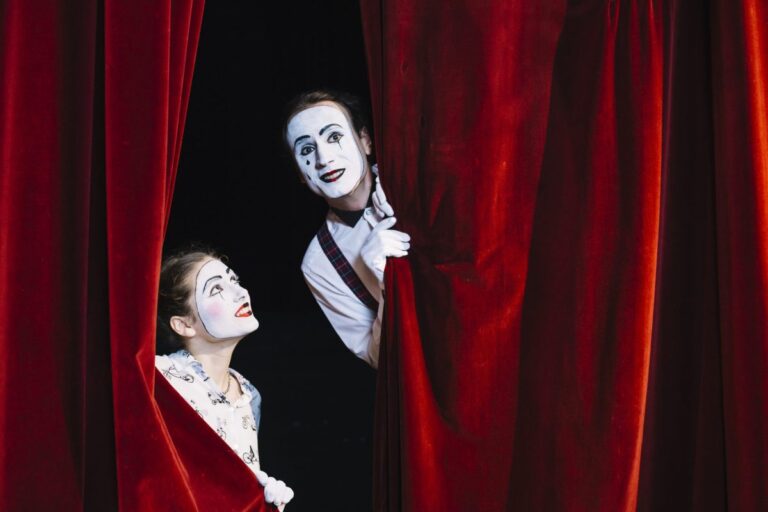 sorrindo artista feminino mime olhando artista mime masculino a espreitar da cortina scaled e1680043996900