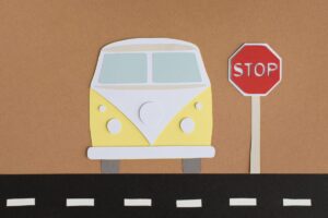 Atividades sobre o Trânsito: Ideias divertidas e didáticas (PDF) variedade de transporte urbano em papel still life scaled e1678844143727