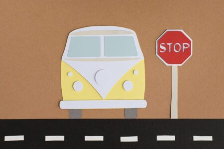 variedade de transporte urbano em papel still life scaled e1678844143727
