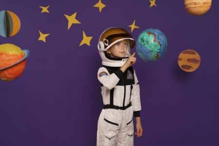 Atividade sobre o Sistema Solar: Ideias e modelos em PDF garoto de tiro medio vestindo traje espacial scaled e1680896447428