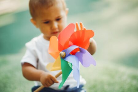 menino bonitinho se divertindo em um playground scaled e1681262148826