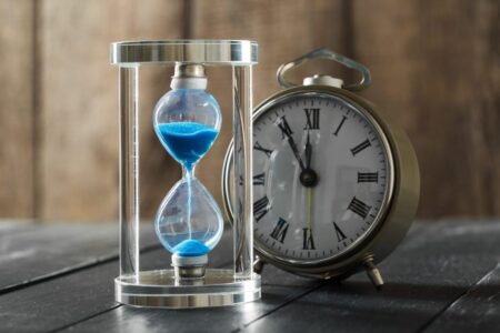 o tempo esta passando ampulheta azul de perto scaled e1682039448237