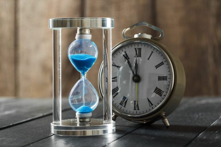 o tempo esta passando ampulheta azul de perto scaled e1682039448237