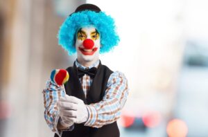 Atividades sobre Dia do Circo: Ideias e modelos em PDF palhaco de sorriso com um lollipop scaled e1682464713840