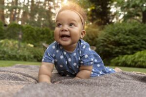 bebe sorridente na natureza scaled e1687386868683