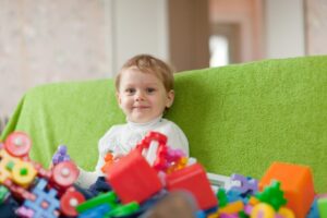Atividades para Berçário 2: Atividades para aprender brincando! crianca de tres anos em casa scaled e1686790730995