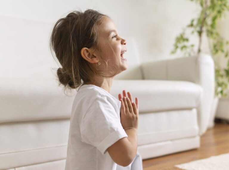 garota feliz meditando em tiro medio scaled e1685754167566