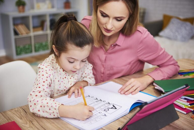 Atividades para Alfabetização: Ideias divertidas e didáticas (PDF) jovem ajudando a garota com o dever de casa scaled e1686613746592