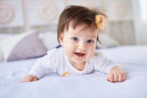 o pequeno bebe encontra se na cama scaled e1686870595269