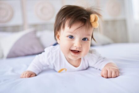 Atividades para Bebê de 2 meses: Atividades para aprender brincando! o pequeno bebe encontra se na cama scaled e1686870595269