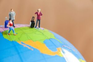 povos diminutos que viajam no globo scaled e1686207729546