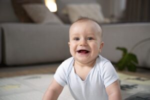 feche o bebe engatinhando e aprendendo a andar scaled e1688414029444