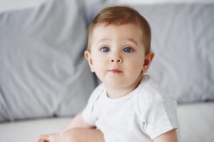 foto de uma linda menina olhando para a camera scaled e1688601958973