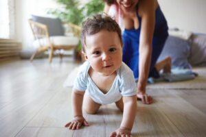 um retrato de um menino e uma mae scaled e1689190958477