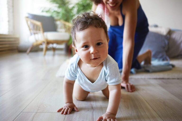 um retrato de um menino e uma mae scaled e1689190958477