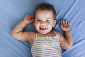 vista de close up do conceito de bebe sorridente fofo scaled e1689607639955