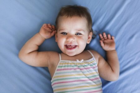 vista de close up do conceito de bebe sorridente fofo scaled e1689607639955