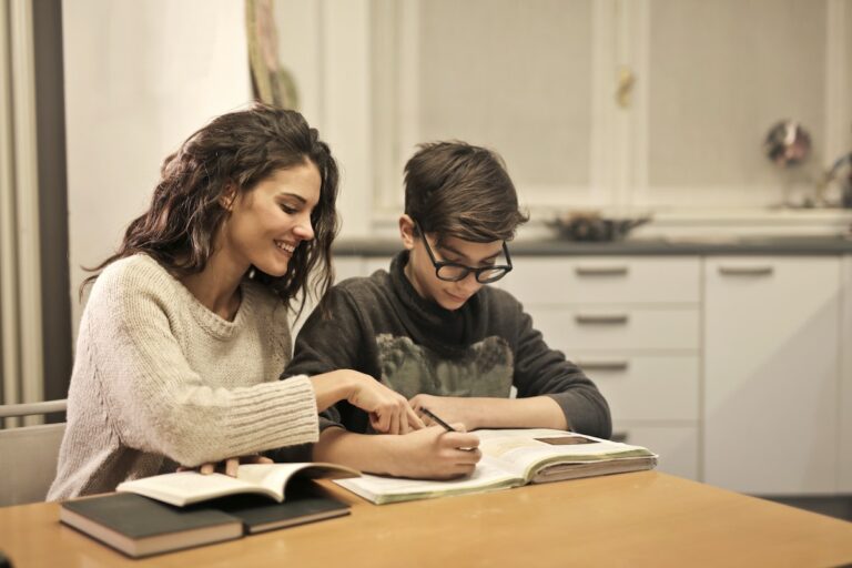 Uma mãe ajudando o seu filho a fazer a tarefa da escola