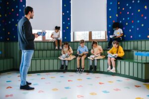 Professor ensinando seus alunos (ao todo são 6)