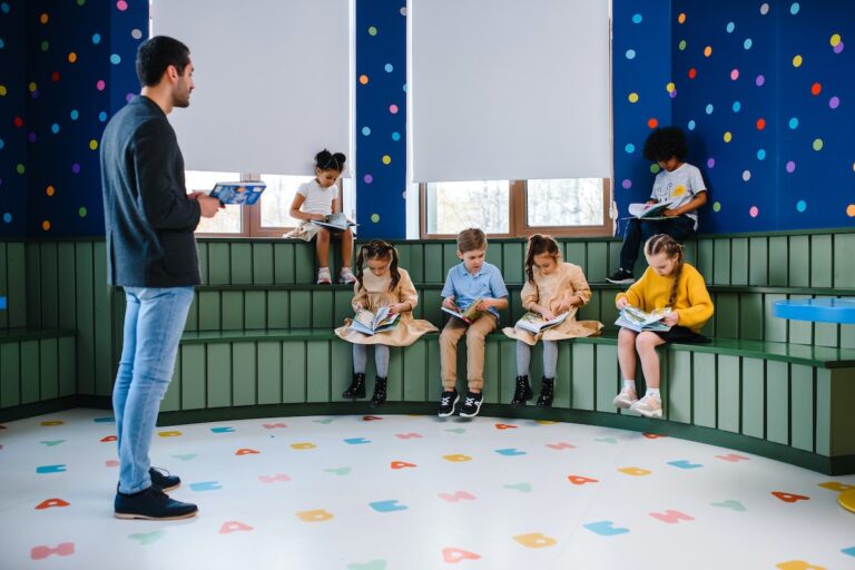 Professor ensinando seus alunos (ao todo são 6)