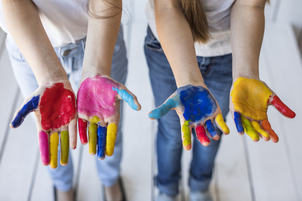 Meninas pintando as mãos