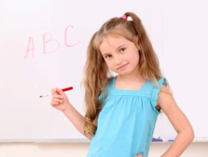 Atividades para Criança de 5 Anos: Ideias divertidas e didáticas (PDF) menina bonitinha e letras abc a bordo scaled e1691522883828