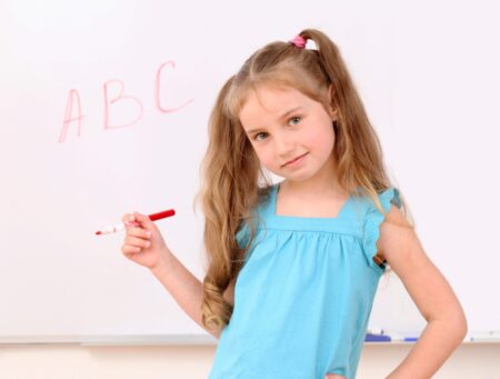 Atividades para Criança de 5 Anos: Ideias divertidas e didáticas (PDF) menina bonitinha e letras abc a bordo scaled e1691522883828