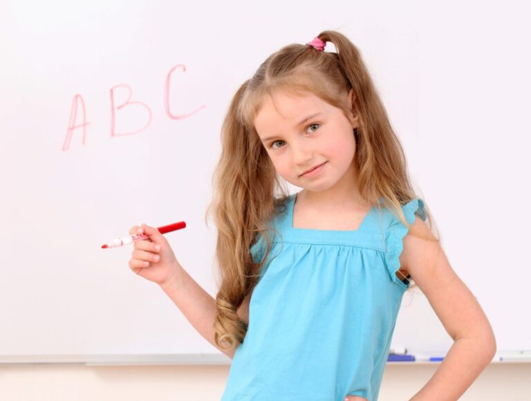 menina bonitinha e letras abc a bordo scaled e1691522883828