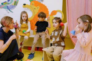 Uma turma de crianças na sala de aula com brinquedos na mão