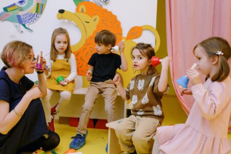 Atividade dia das Crianças 2023: Opções para imprimir Uma turma de crianças na sala de aula com brinquedos na mão