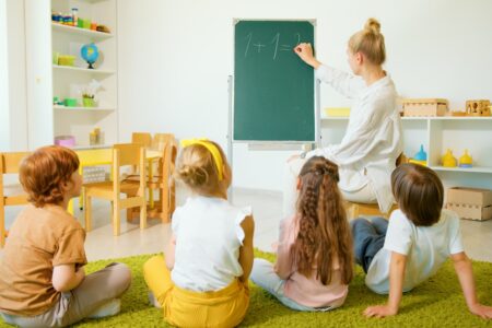 Atividades para Primavera 2 ano: Para imprimir Uma professora escrevendo na lousa de giz