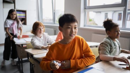 Alunos em sala de aula no inverno