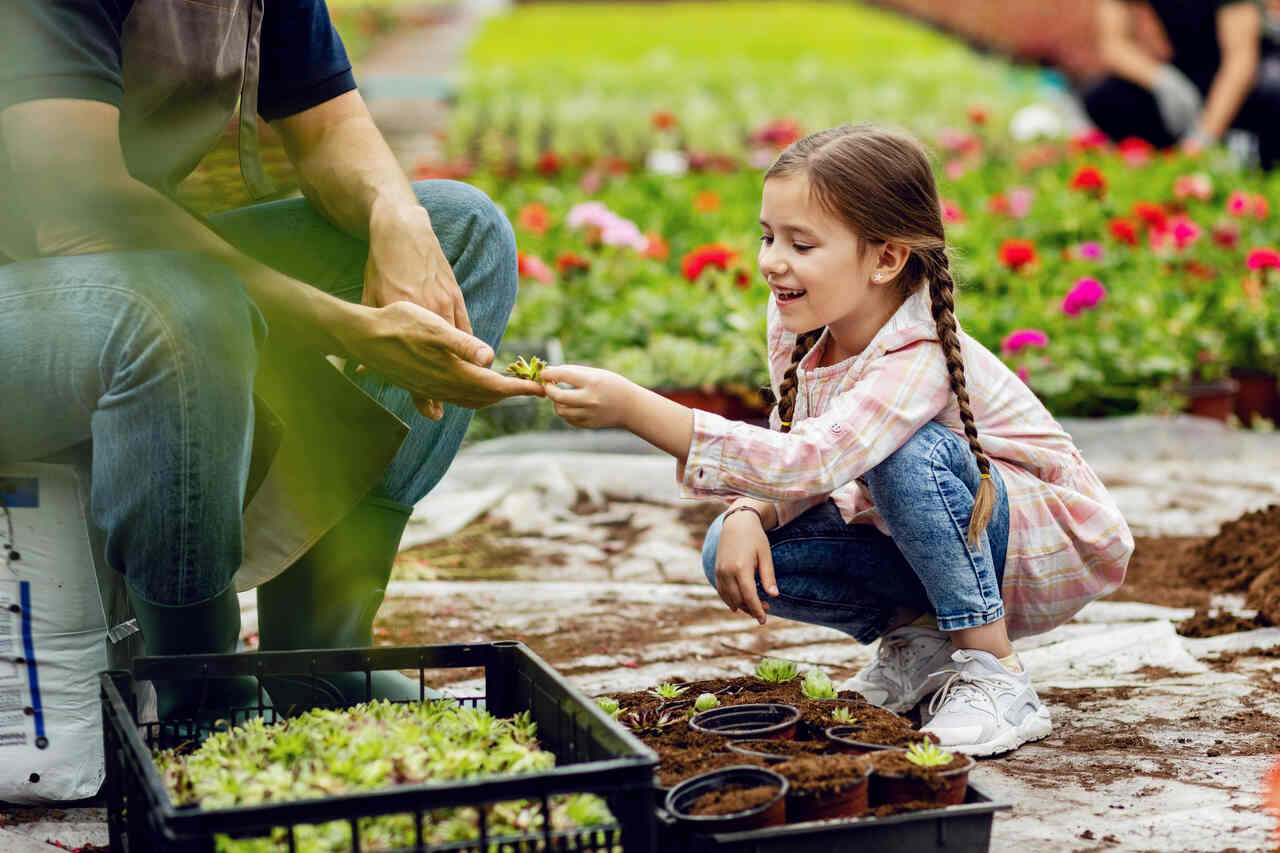 Menina fazendo atividade de jardinagem para o dia do meio ambiente 2024