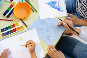 Desenhos Legais para Colorir com Tinta, Lápis ou Canetinhas Algumas crianças estão com alguns desenhos na mesa enquanto pintam