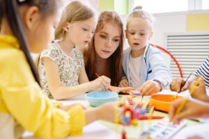 Desenhos Ursinhos Carinhosos Para Imprimir e Colorir Uma professora está ao lado de seus alunos durante uma aula de pintura