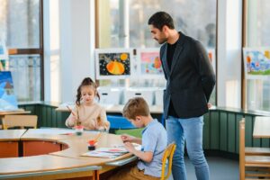 Um professor está acompanhando os seus alunos